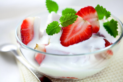 Yoghurt and berries